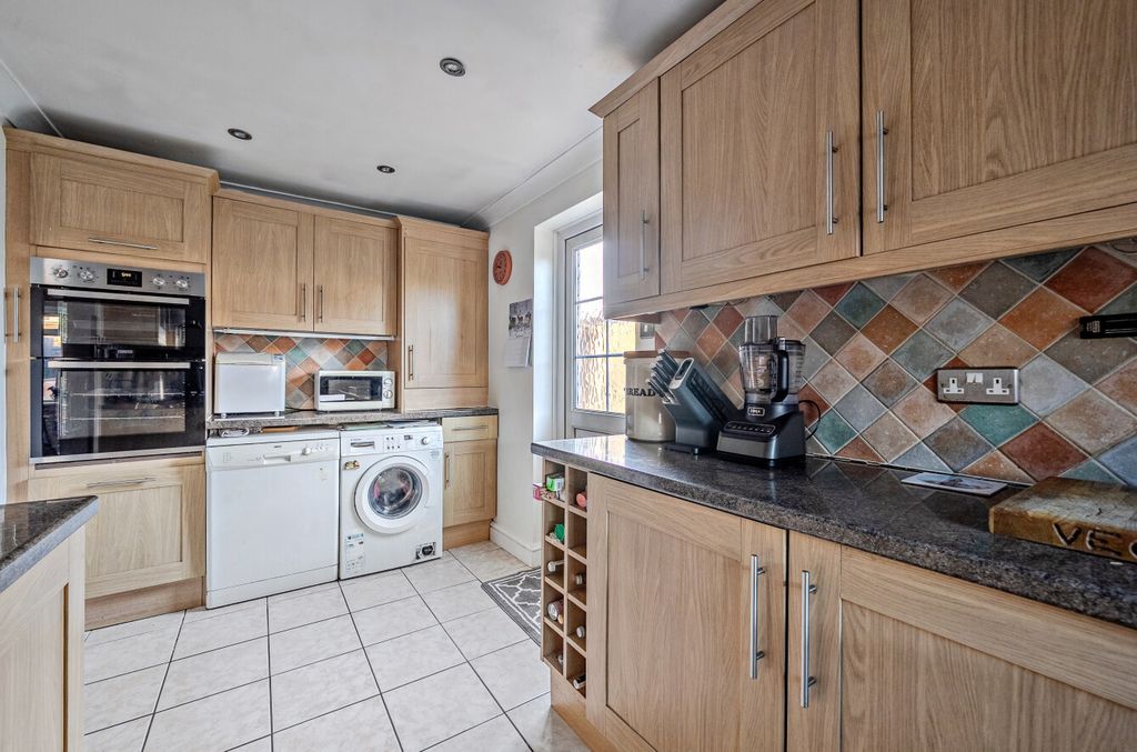 Property photo 3 of 19 1384870-15-695B8E...