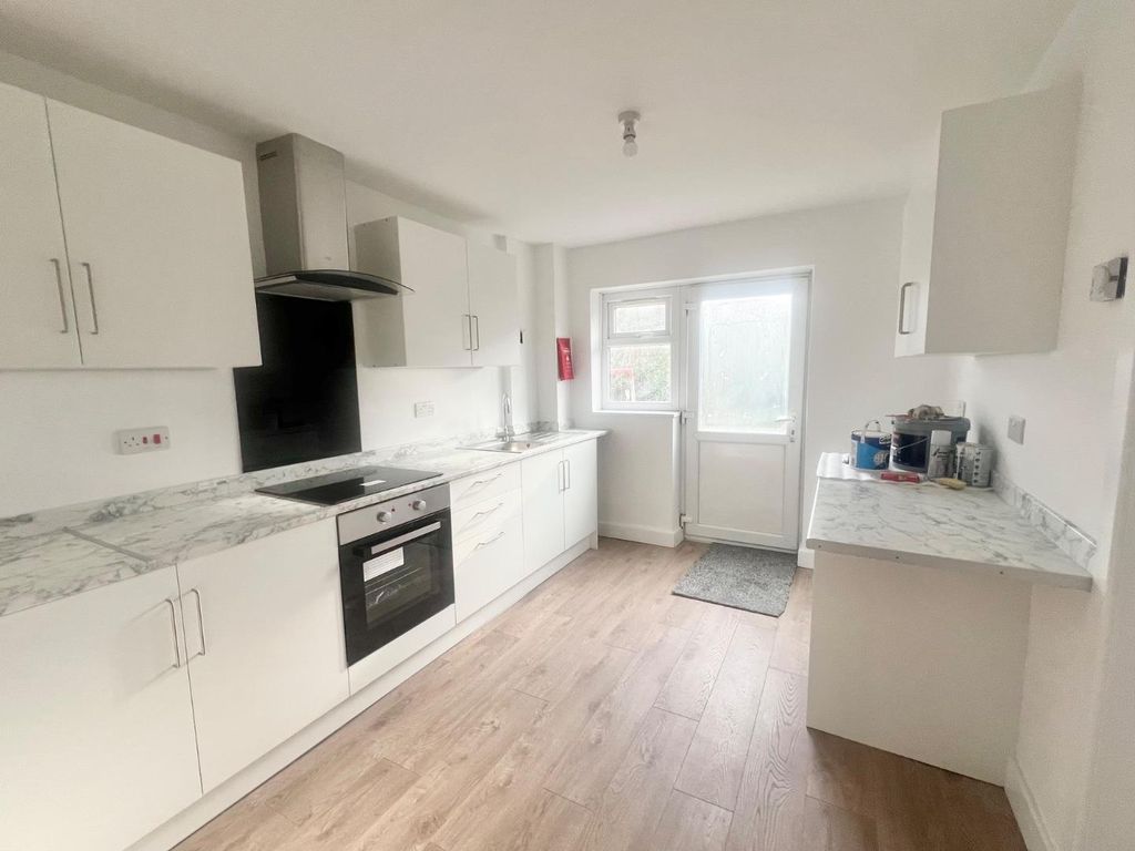 Property photo 1 of 7 Kitchen