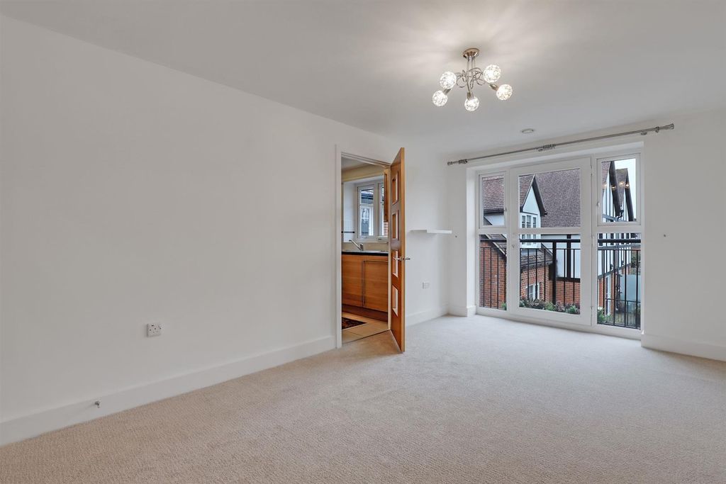 Property photo 2 of 13 08-49Afjhmcsr - 20 Yew Tree Court - 22-Medium.Jpg