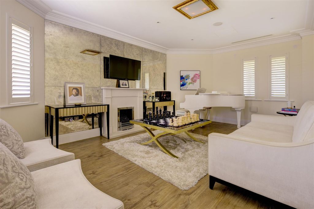 Property photo 2 of 10