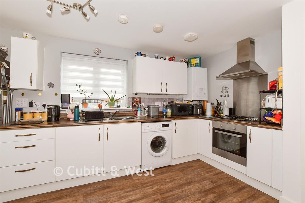 Property photo 2 of 7 Lounge/Kitchen