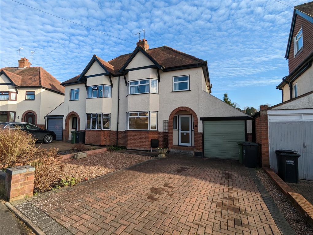 3 bed semi-detached house for sale Astwood