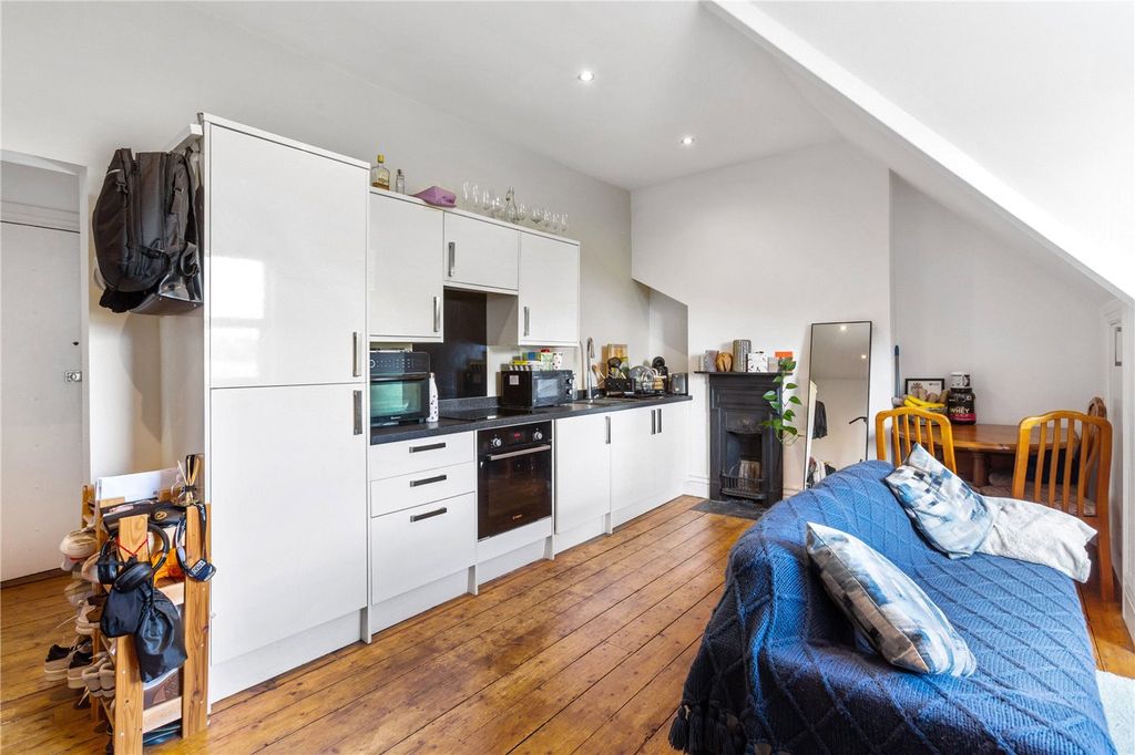 Property photo 2 of 8 Picture No. 11