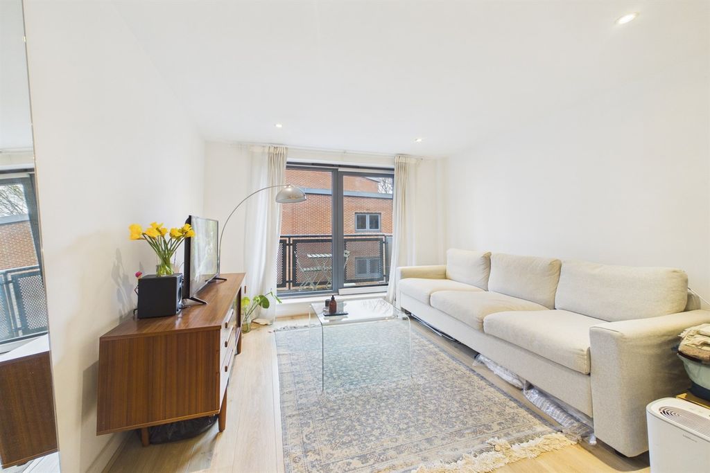 Property photo 1 of 10 Living Room