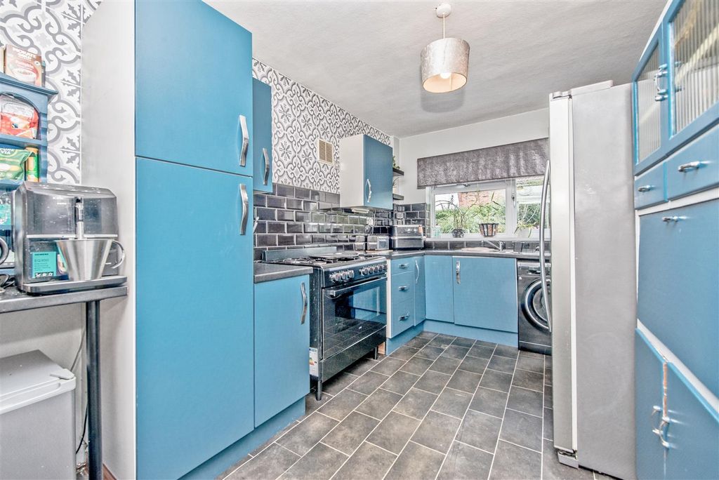 Property photo 3 of 29 Fitted Kitchen: