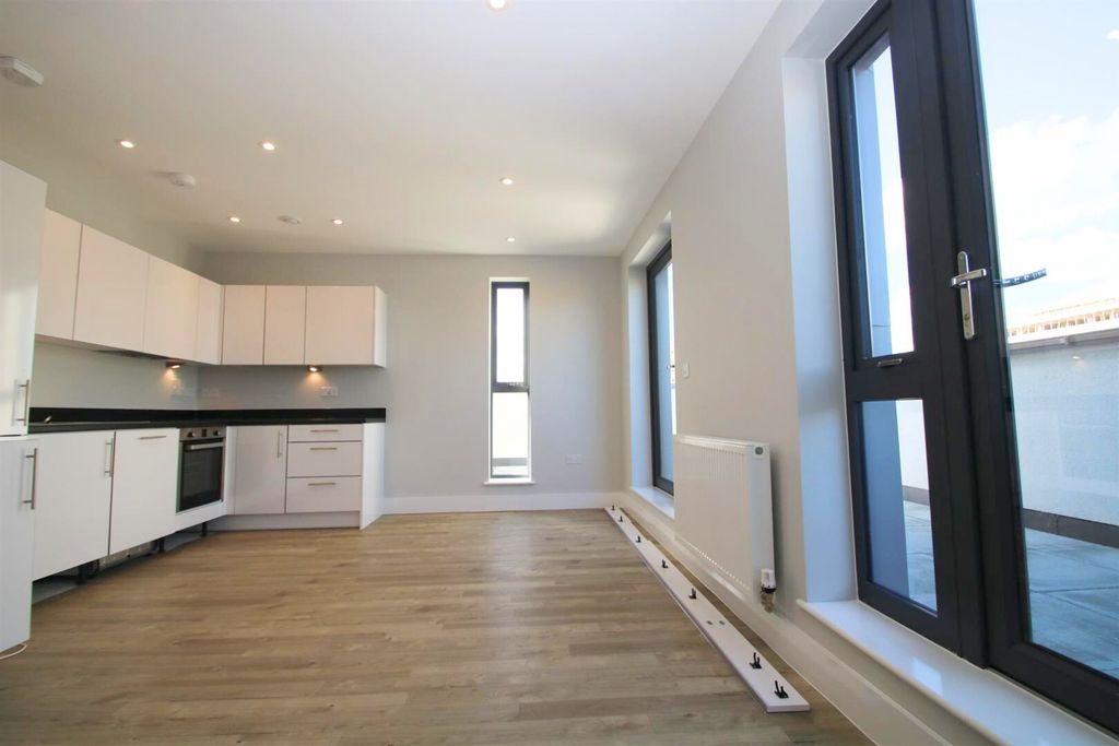Property photo 2 of 8 Gallery