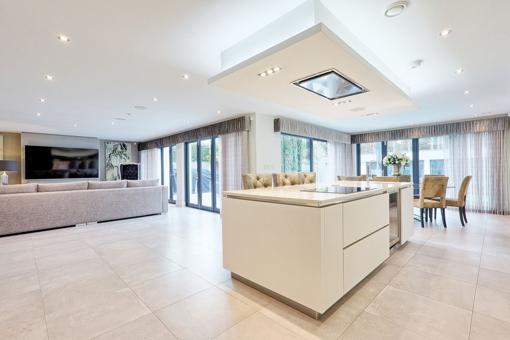 Property photo 3 of 46