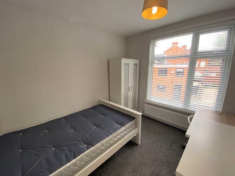 Property photo 2 of 12 A Bright And Tidy Single Bedroom Featuring A Large...