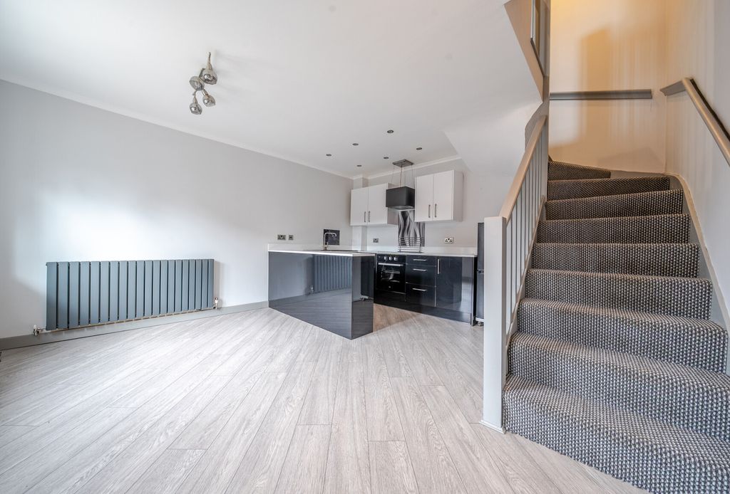 Property photo 2 of 8 1329195-12-687E30...