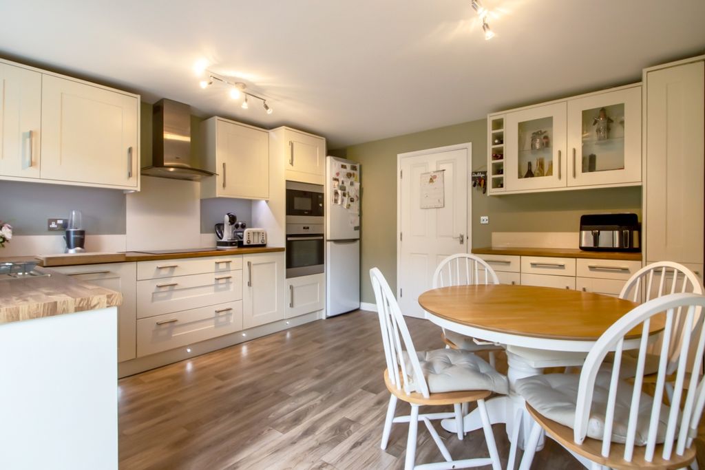 Property photo 2 of 19 Kitchendiner_
