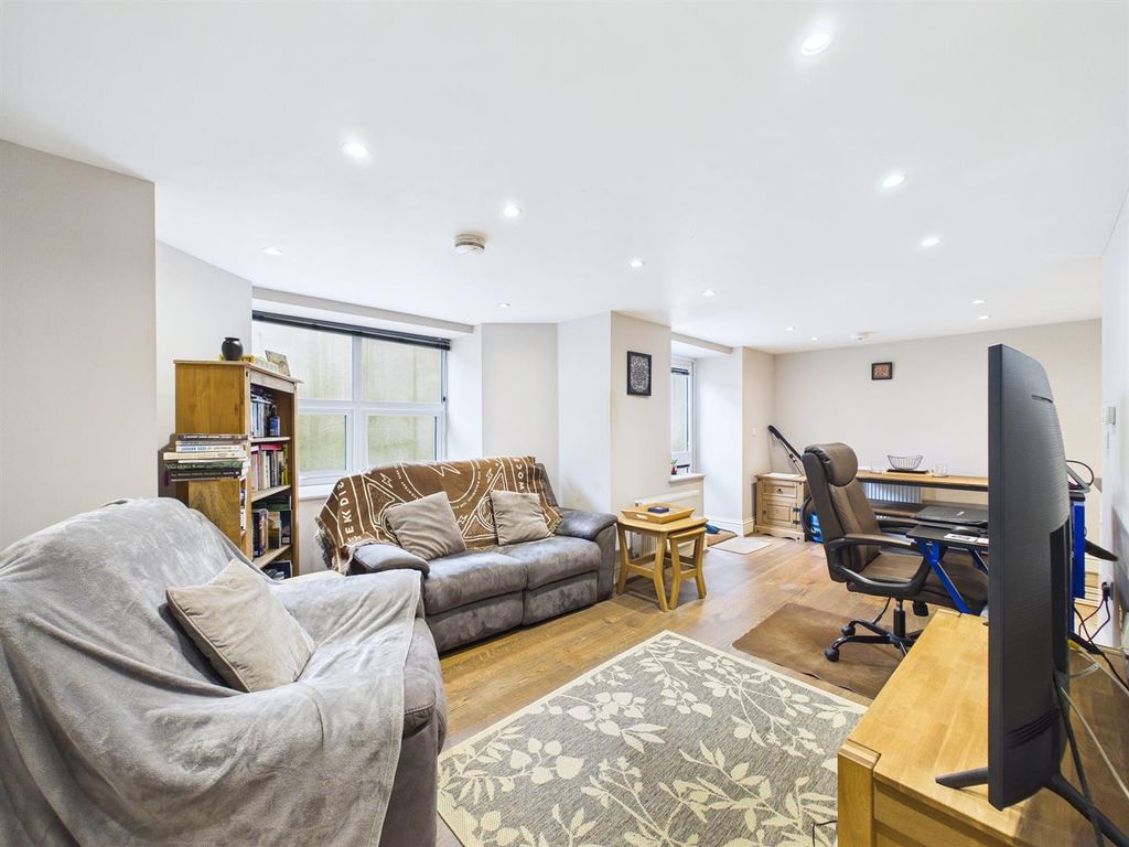 Property photo 2 of 13 4 - One-Bedroom Flat.Jpg