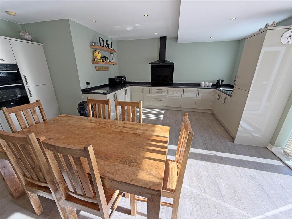 Property photo 3 of 10 Kitchen.Jpg
