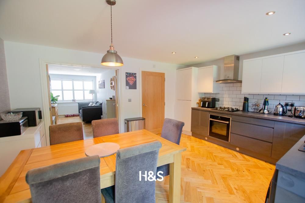 Property photo 2 of 18 41 Snitterfield - Kitchen3.Jpg