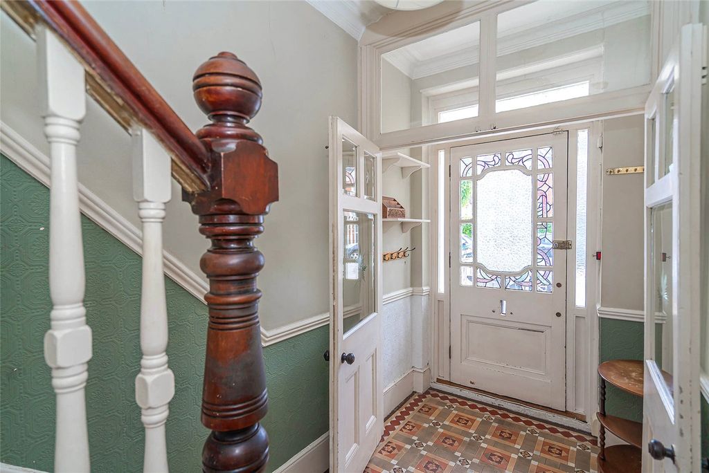 Property photo 2 of 16 Entrance Hall