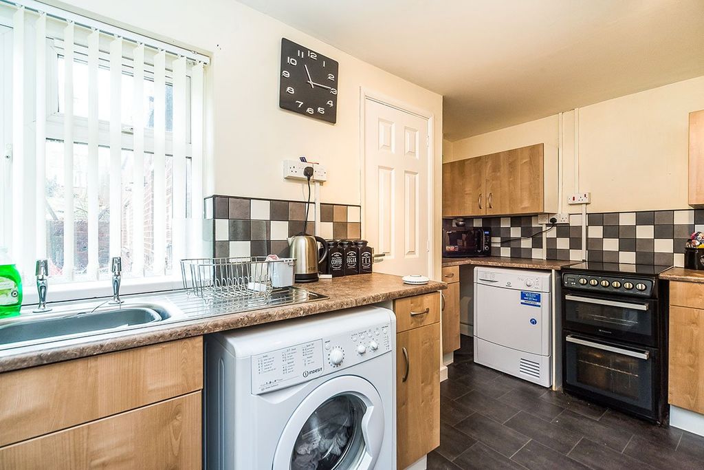 Property photo 2 of 12 Kitchen
