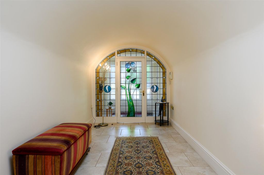 Property photo 3 of 27 Entrance Hall