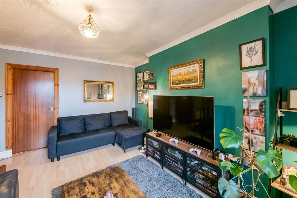 Property photo 3 of 17 Lounge