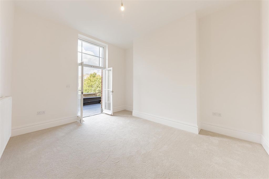 Property photo 3 of 14 Flat 5 Pleydell Gardens For Sale By Guildcrest Est