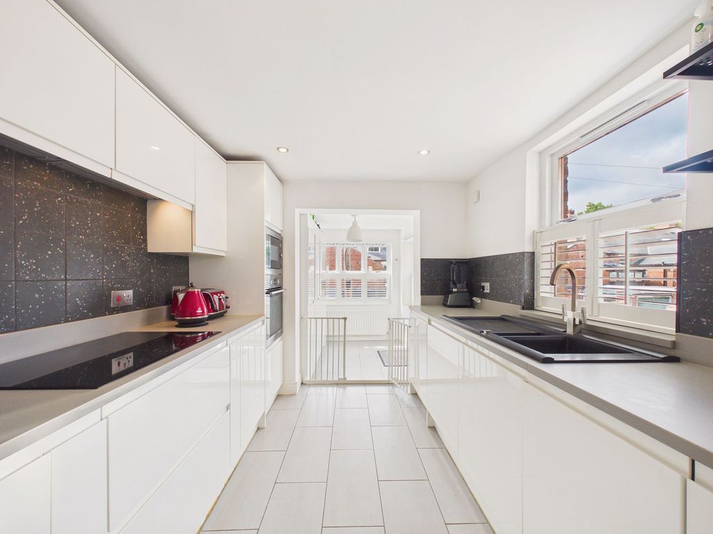 Property photo 3 of 19 Kitchen