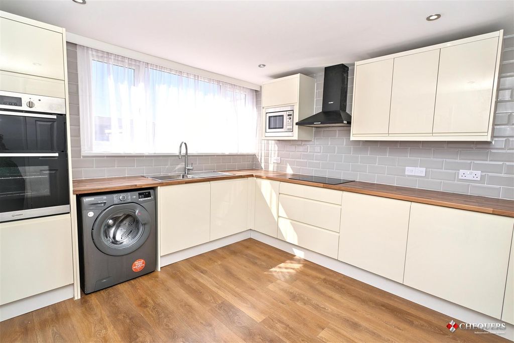 Property photo 2 of 18 Kitchen