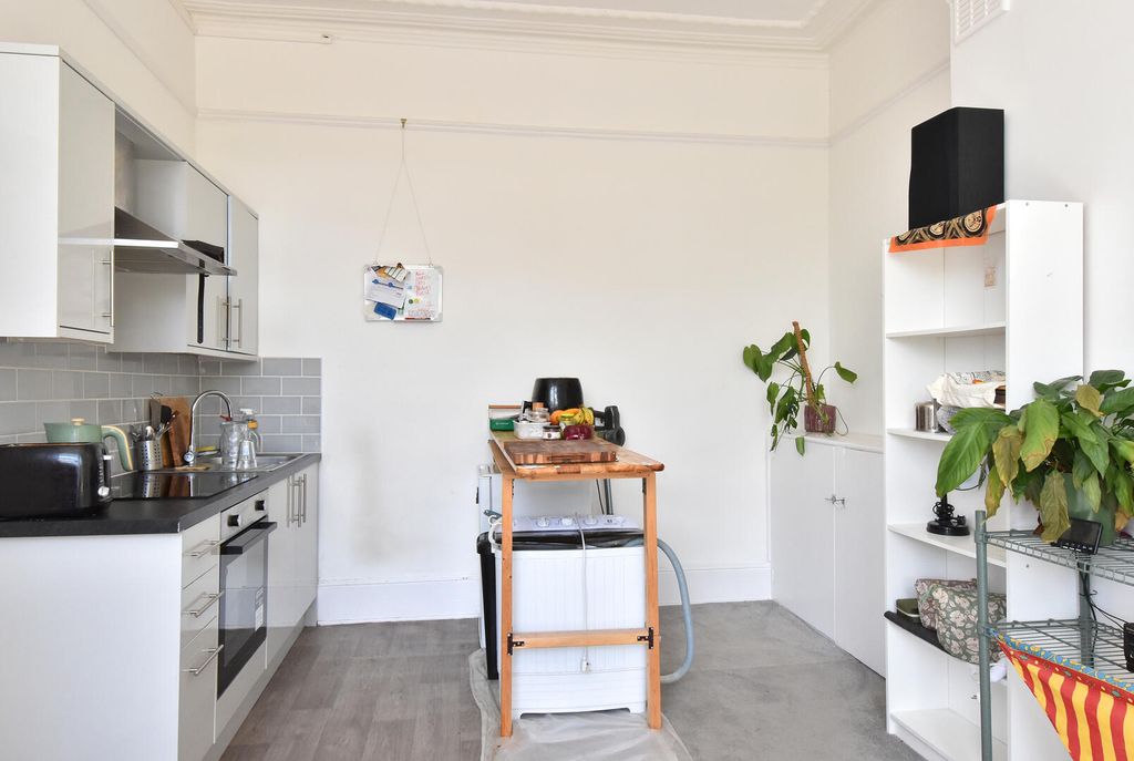 Property photo 3 of 8 Kitchen