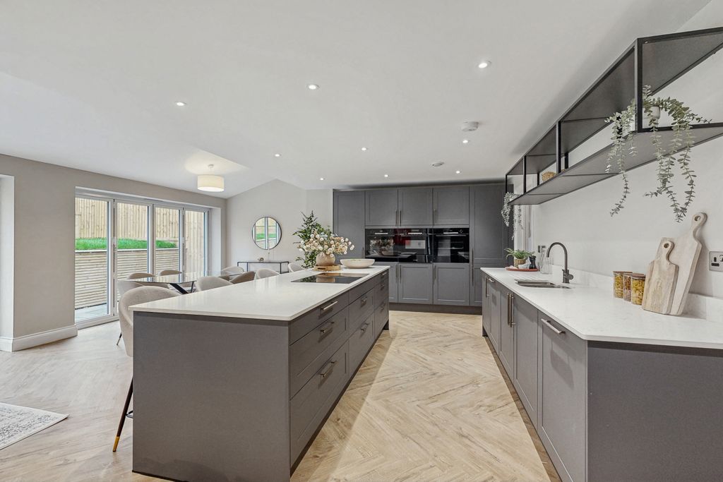 Property photo 2 of 24 Show Home