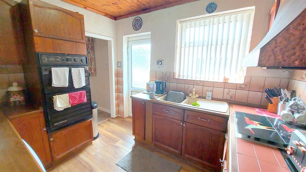 Property photo 3 of 17 Kitchen