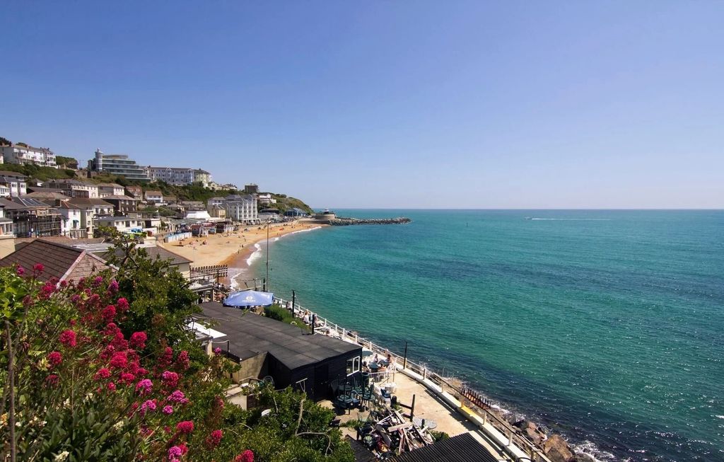 Property photo 3 of 28