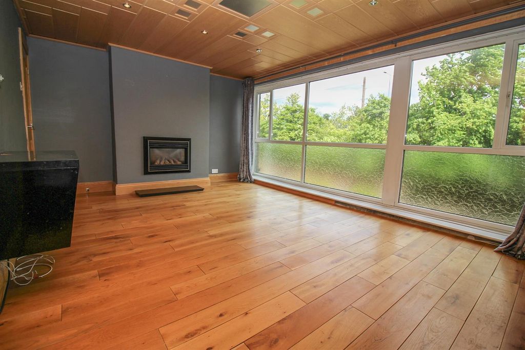 Property photo 2 of 16 Lounge