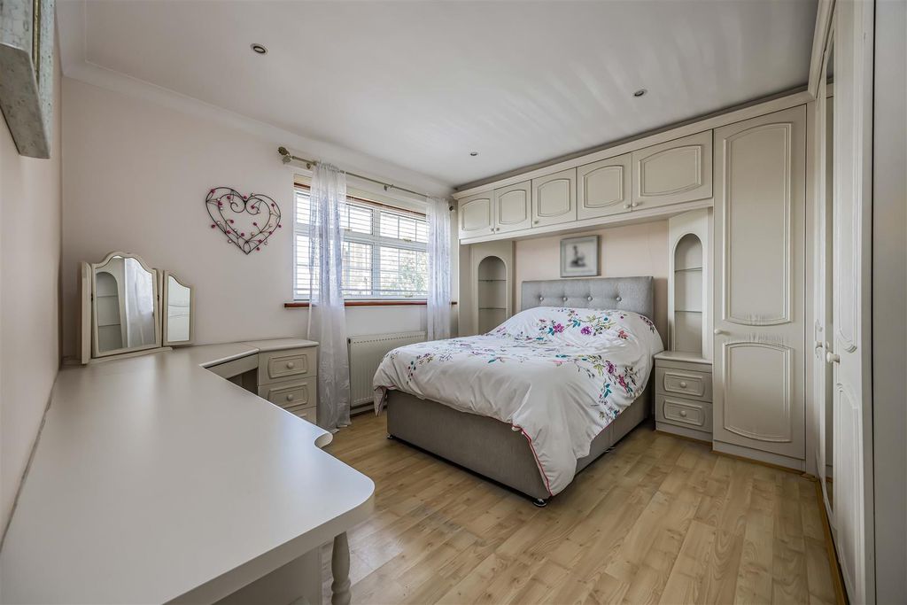 Property photo 2 of 22 300 Locksway Road, Southsea-Small-Porticomarketing