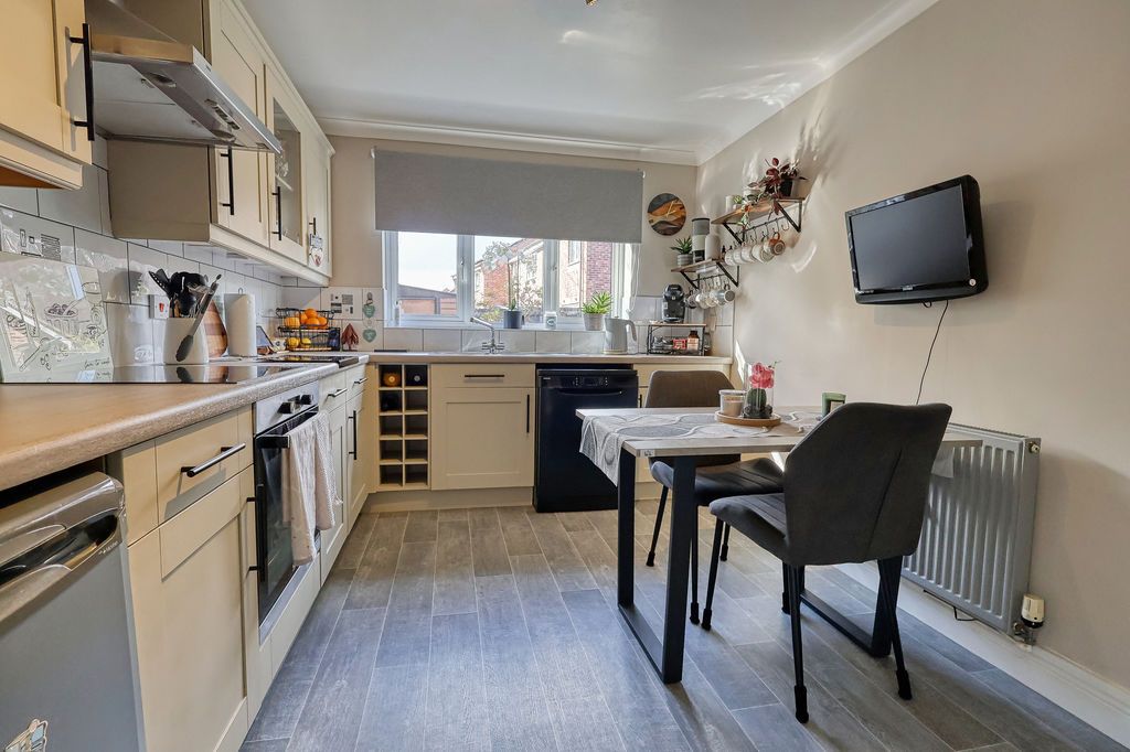 Property photo 2 of 23 Kitchen