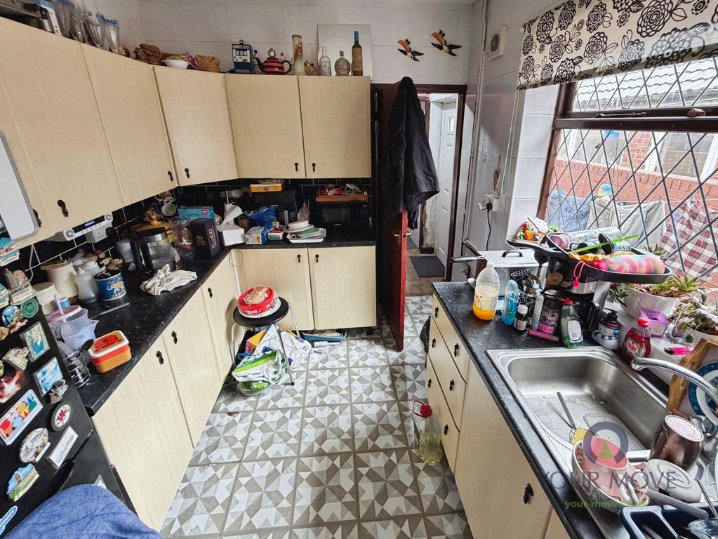 Property photo 2 of 8 Kitchen