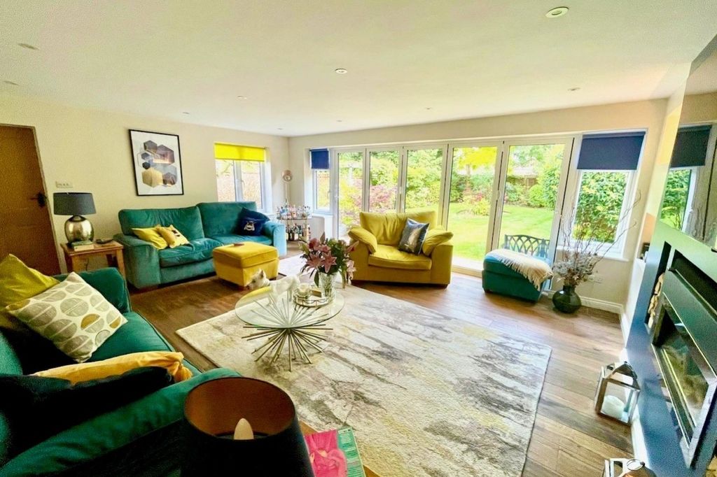 Property photo 2 of 17 Lounge