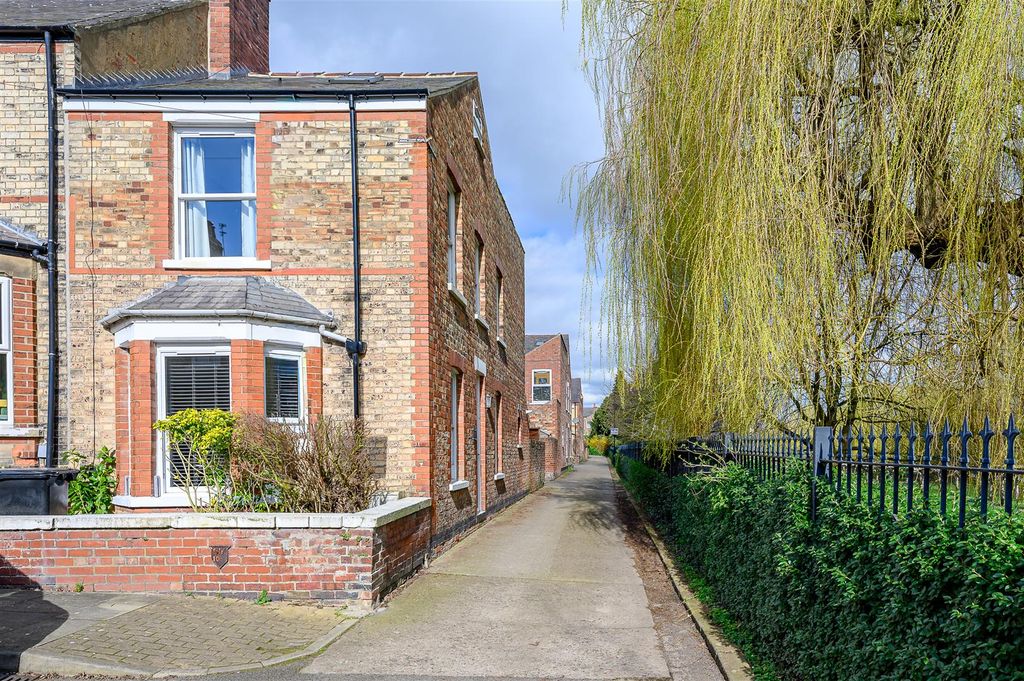 Property photo 1 of 16 External