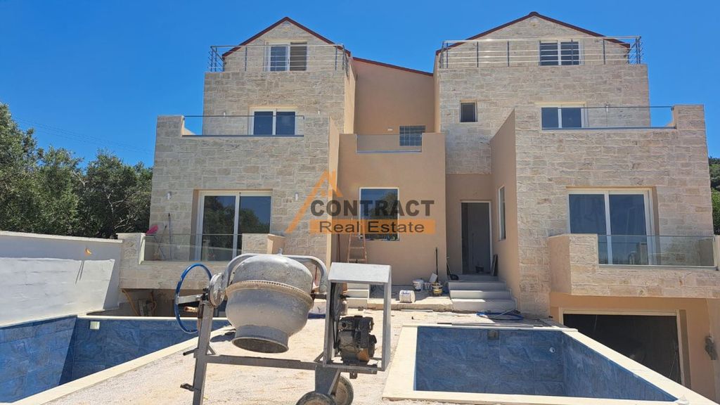 Property photo 1 of 16 Maisonette, 300 Sq, For Sale