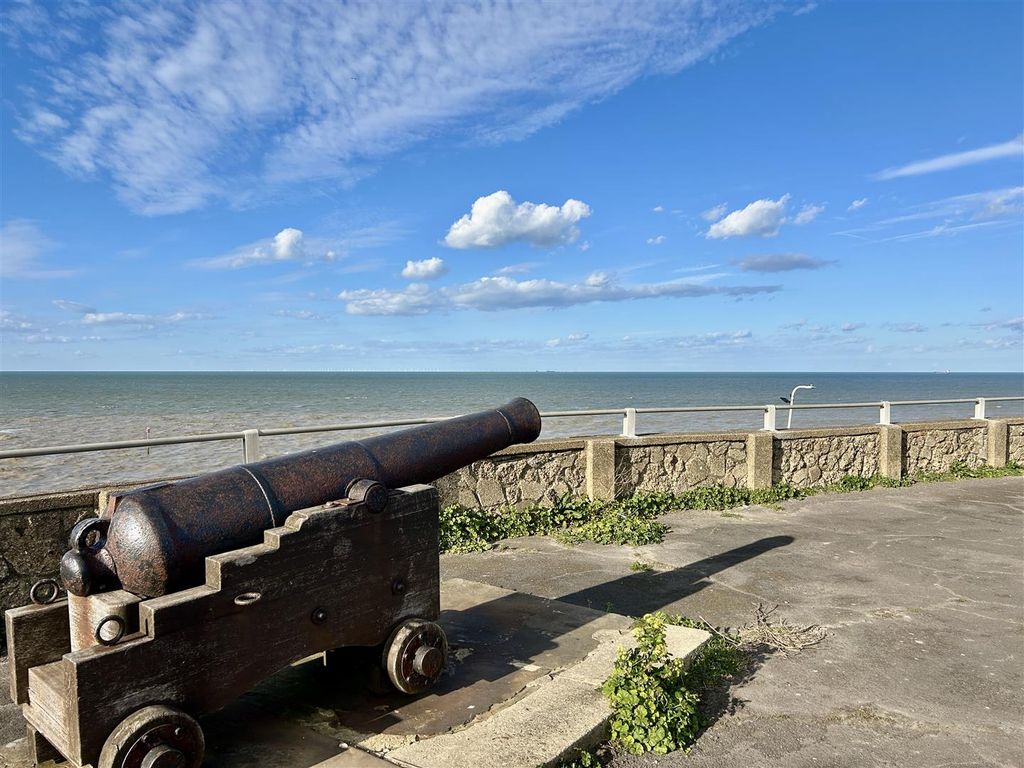 Property photo 3 of 11 Surroundings