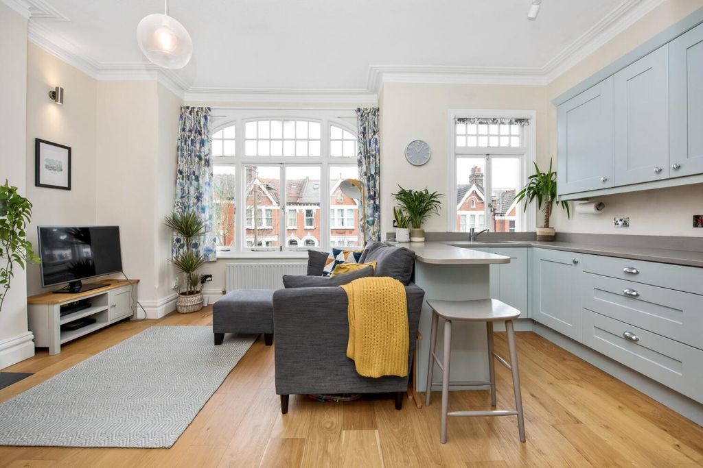 Property photo 2 of 6 08.02.2022_Flat-D-44-Holmdene-Avenue-Se24-9Lf_7-15