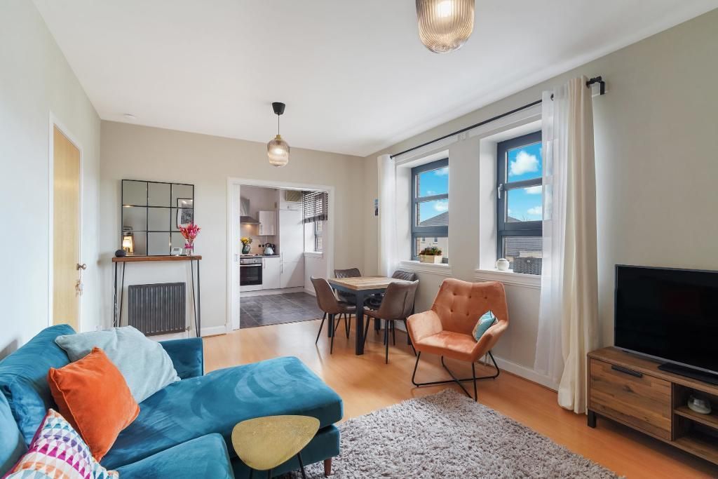 Property photo 2 of 24 Livingroom