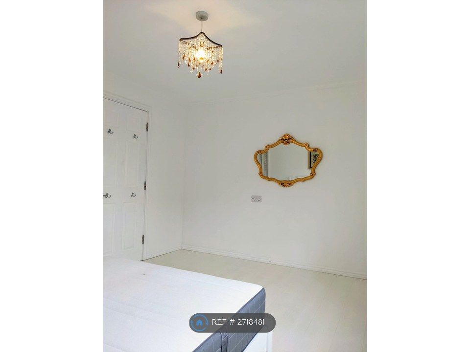 Property photo 3 of 10 Spacious Bedroom