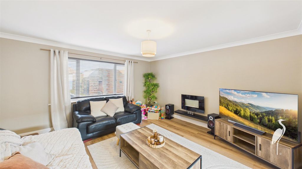 Property photo 3 of 19 Lounge