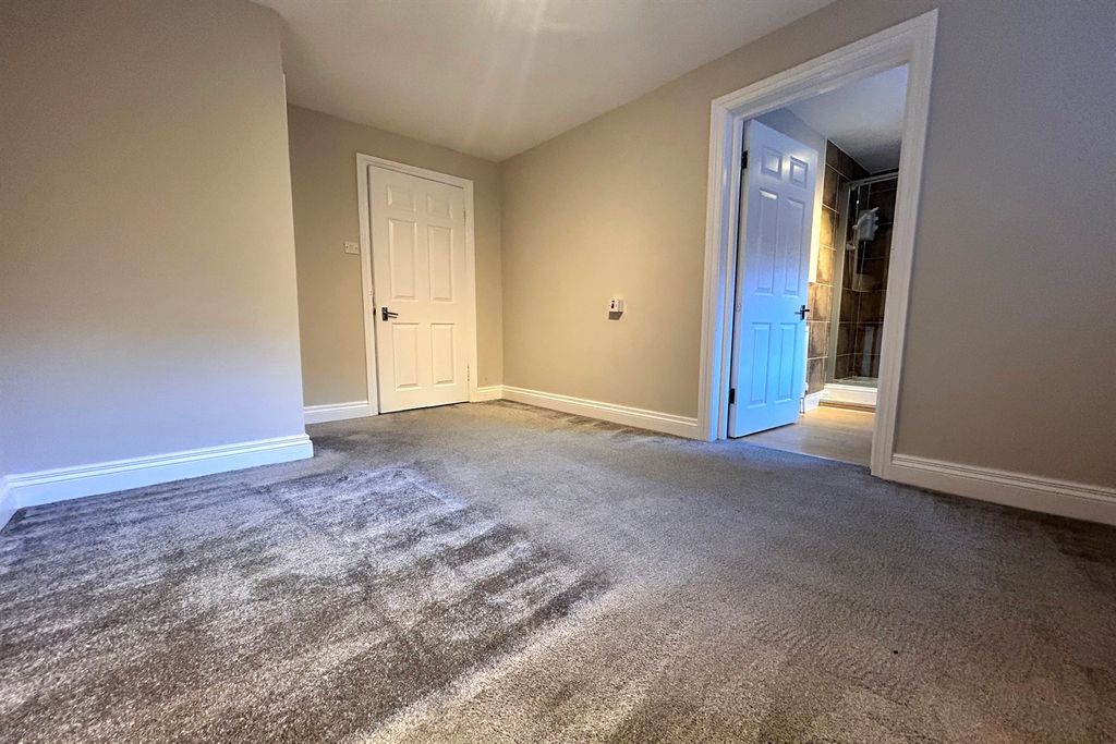 Property photo 2 of 17 Bedroom