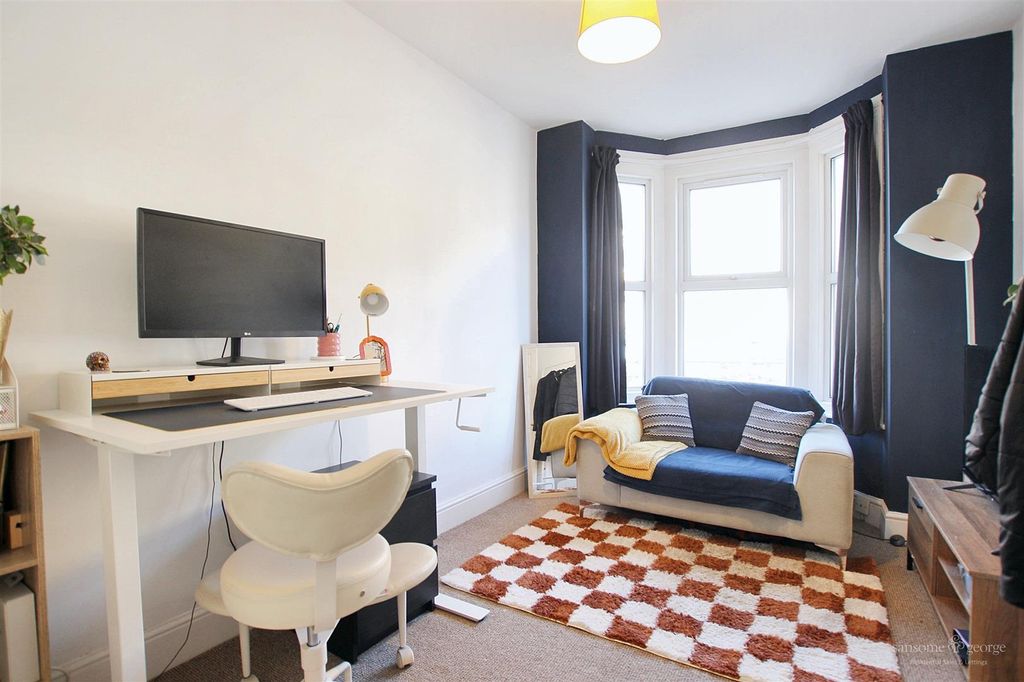 Property photo 2 of 22 Sitting Room