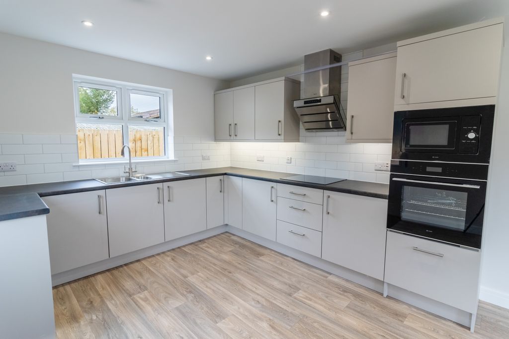 Property photo 2 of 24 Kitchen