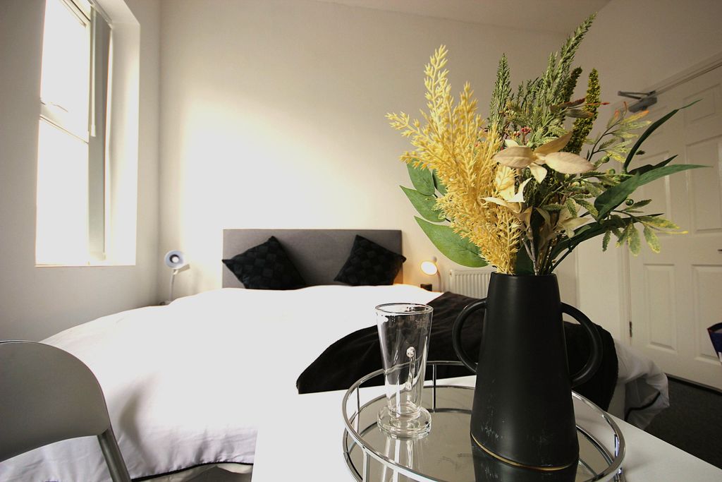 Property photo 1 of 12 Modern En-Suite Room To Rent