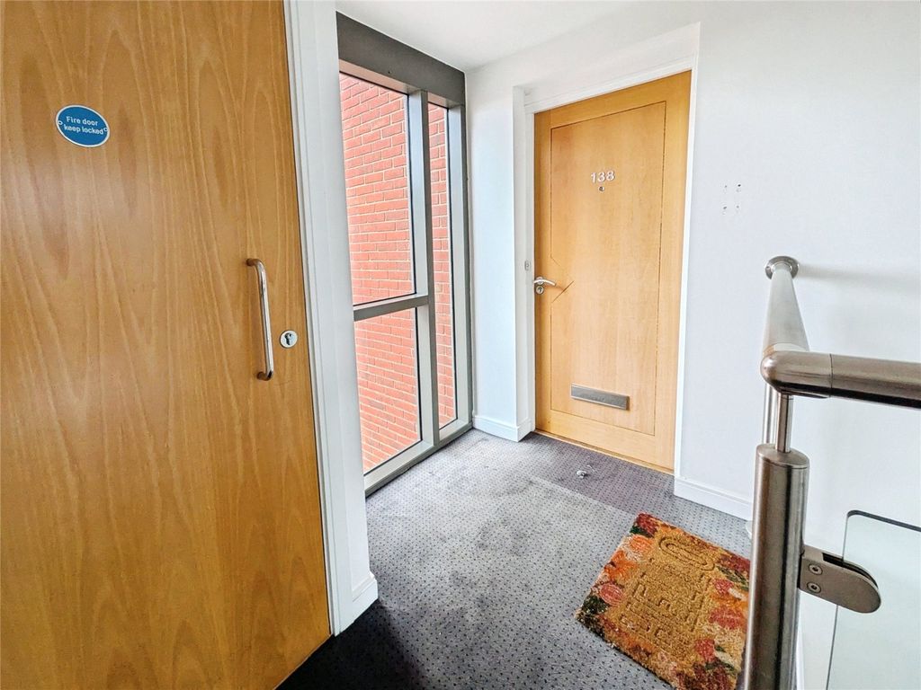 Property photo 3 of 11 Entry