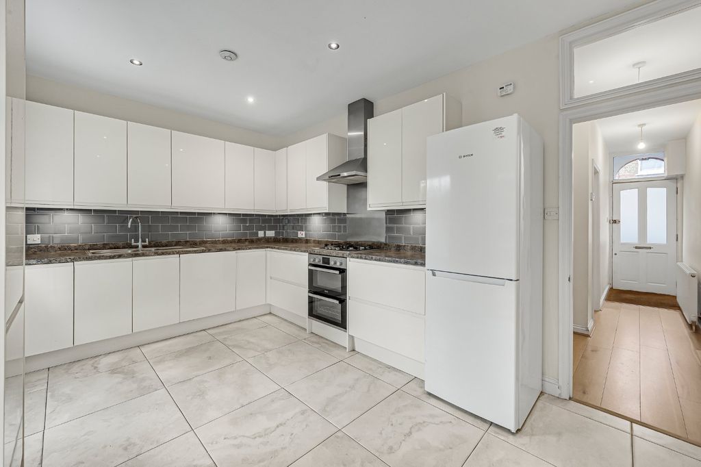 Property photo 3 of 9 Kitchen