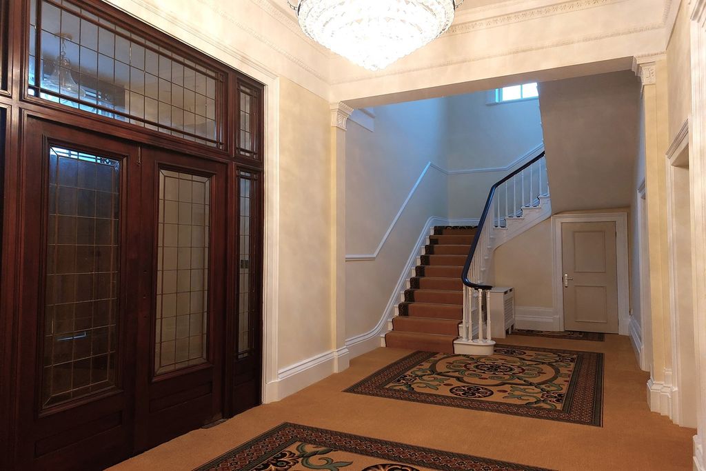 Property photo 3 of 18 Communal Hallway