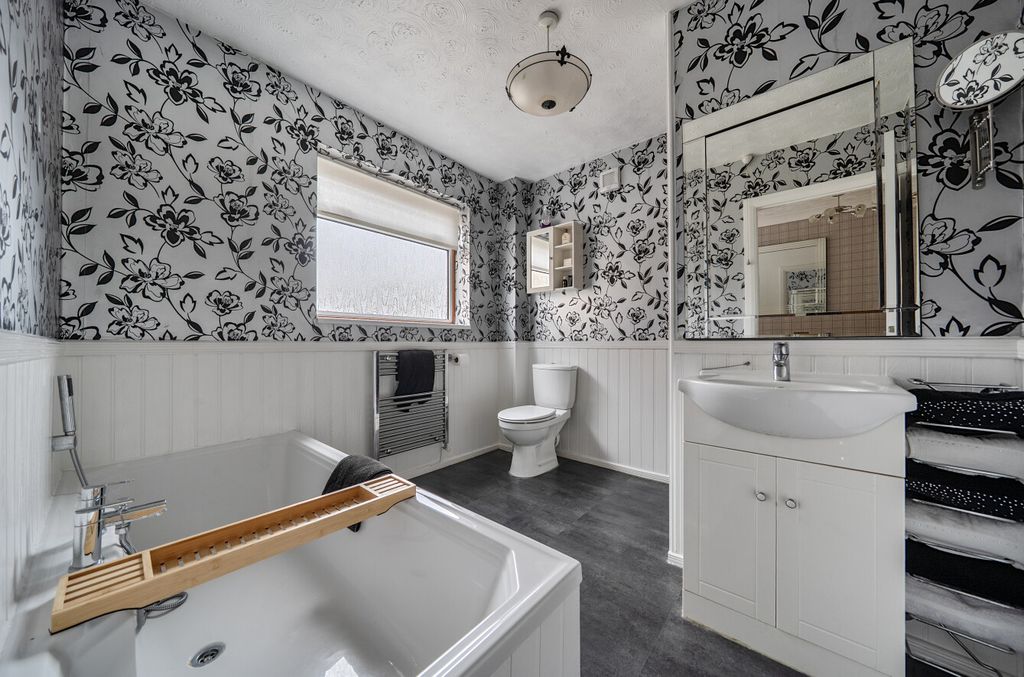 Property photo 3 of 43 147073716A204275B28B1