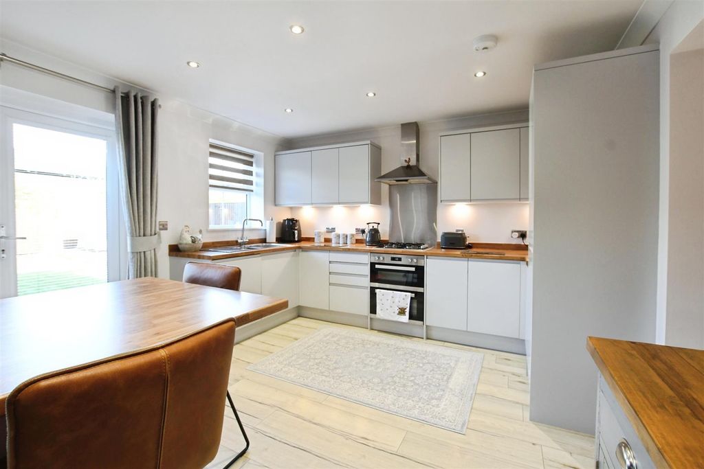 Property photo 2 of 21 Fitted Kitchen