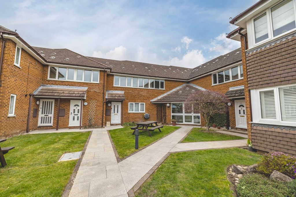 1 bed flat for salePinstone Way, Gerrards Cross SL9